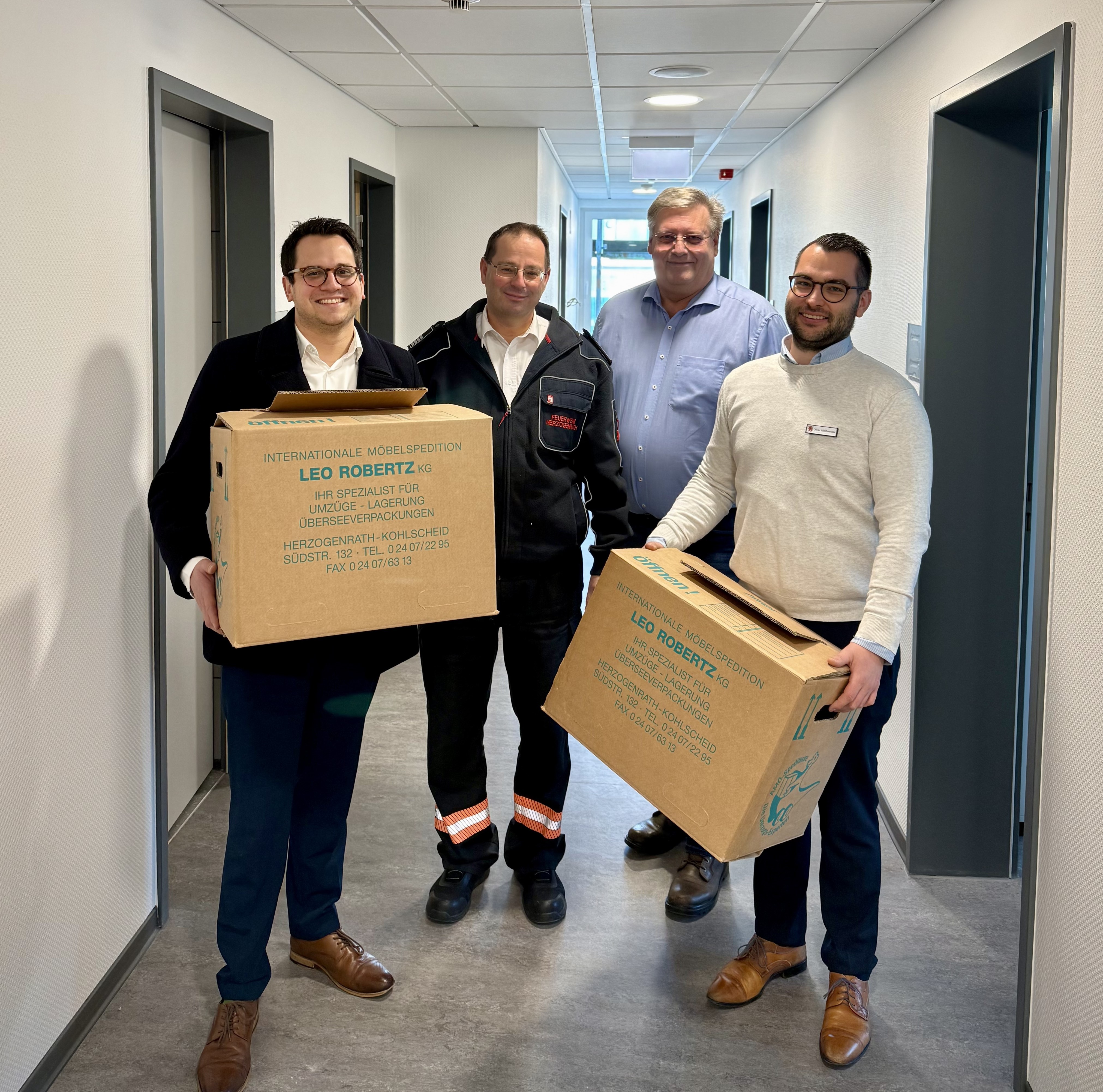 Bürgermeister Dr. Benjamin Fadavian, der stellvertretende Leiter der Feuerwehr Markus Albert, Bauingenieur Richard Corban von der Abteilung Bauunterhaltung / Um-& Neubauten und der Leiter des Amtes für Ordnung und Bevölkerungsschutz Oliver Wischnewski bei den Umzugsarbeiten am 13.01.