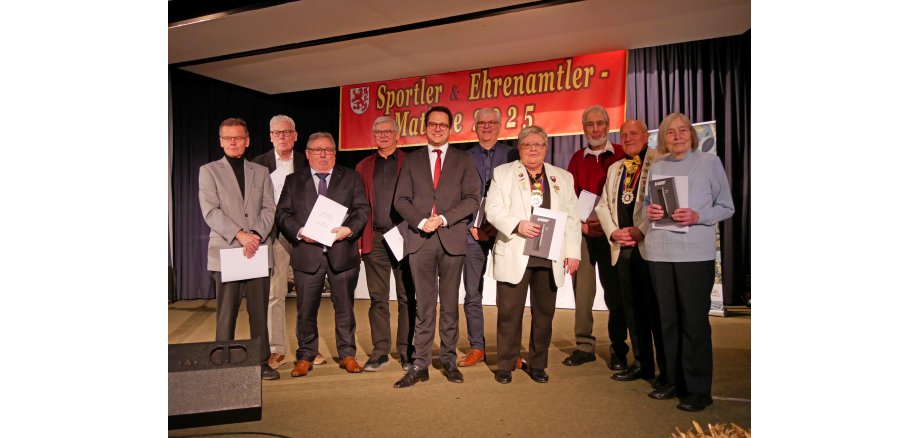 Geehrte Ehrenamtler mit Bürgermeister 2025