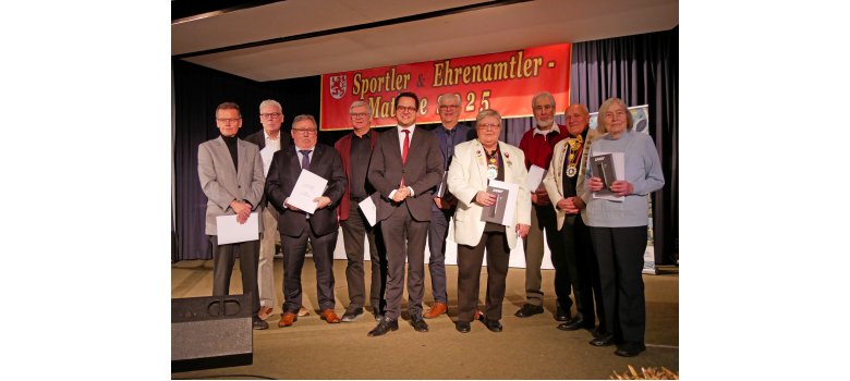 Geehrte Ehrenamtler mit Bürgermeister 2025