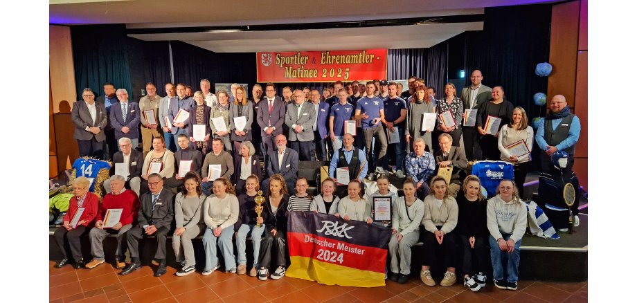 Gruppenbild aller Geehrten bei der Sportler- und Ehrenamtler-Matinee 2025
