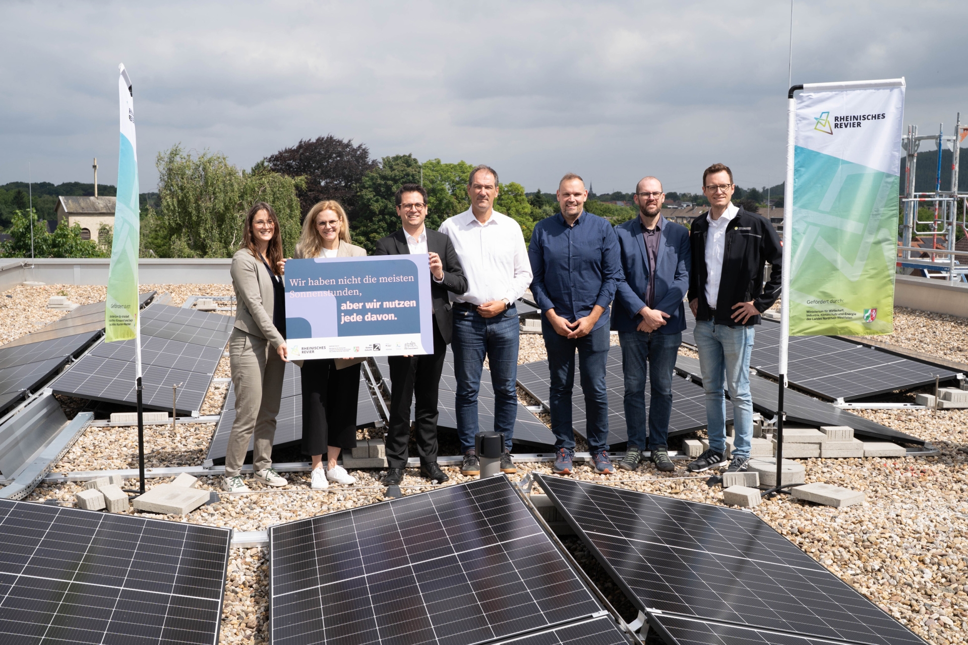 Vertreterinnen und Vertreter von der Zukunftsagentur Rheinisches Revier, der Projektgesellschaft sowie der Stadtverwaltung gemeinsam mit Jessica Knein vom Erneuerbare-Energien-Referat des Ministeriums für Wirtschaft, Industrie, Klimaschutz und Energie des Landes Nordrhein-Westfalen und Bürgermeister Dr. Benjamin Fadavian
