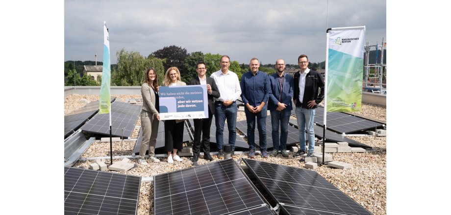 Vertreterinnen und Vertreter von der Zukunftsagentur Rheinisches Revier, der Projektgesellschaft sowie der Stadtverwaltung gemeinsam mit Jessica Knein vom Erneuerbare-Energien-Referat des Ministeriums für Wirtschaft, Industrie, Klimaschutz und Energie des Landes Nordrhein-Westfalen und Bürgermeister Dr. Benjamin Fadavian