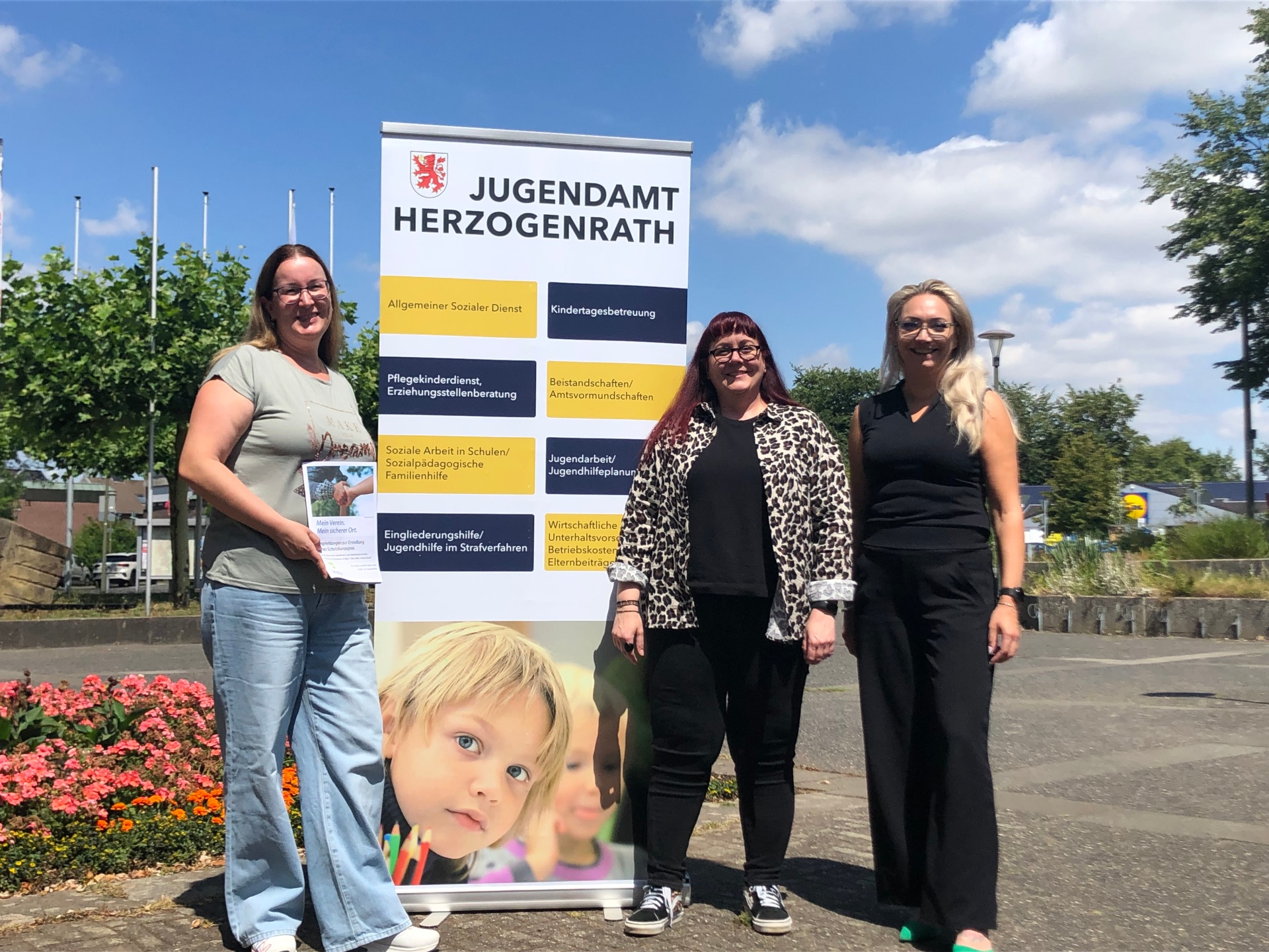Das Bild zeigt v.l.n.r. Ines Spieker (Mentor – Die Leselernhelfer), Ines Scholl (Netzwerkkoordination Kinderschutz der Stadt Herzogenrath) und Sandra Schneiderwind (Amtsleitung Jugendamt)