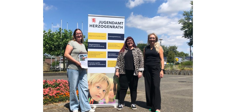 Das Bild zeigt v.l.n.r. Ines Spieker (Mentor – Die Leselernhelfer), Ines Scholl (Netzwerkkoordination Kinderschutz der Stadt Herzogenrath) und Sandra Schneiderwind (Amtsleitung Jugendamt)
