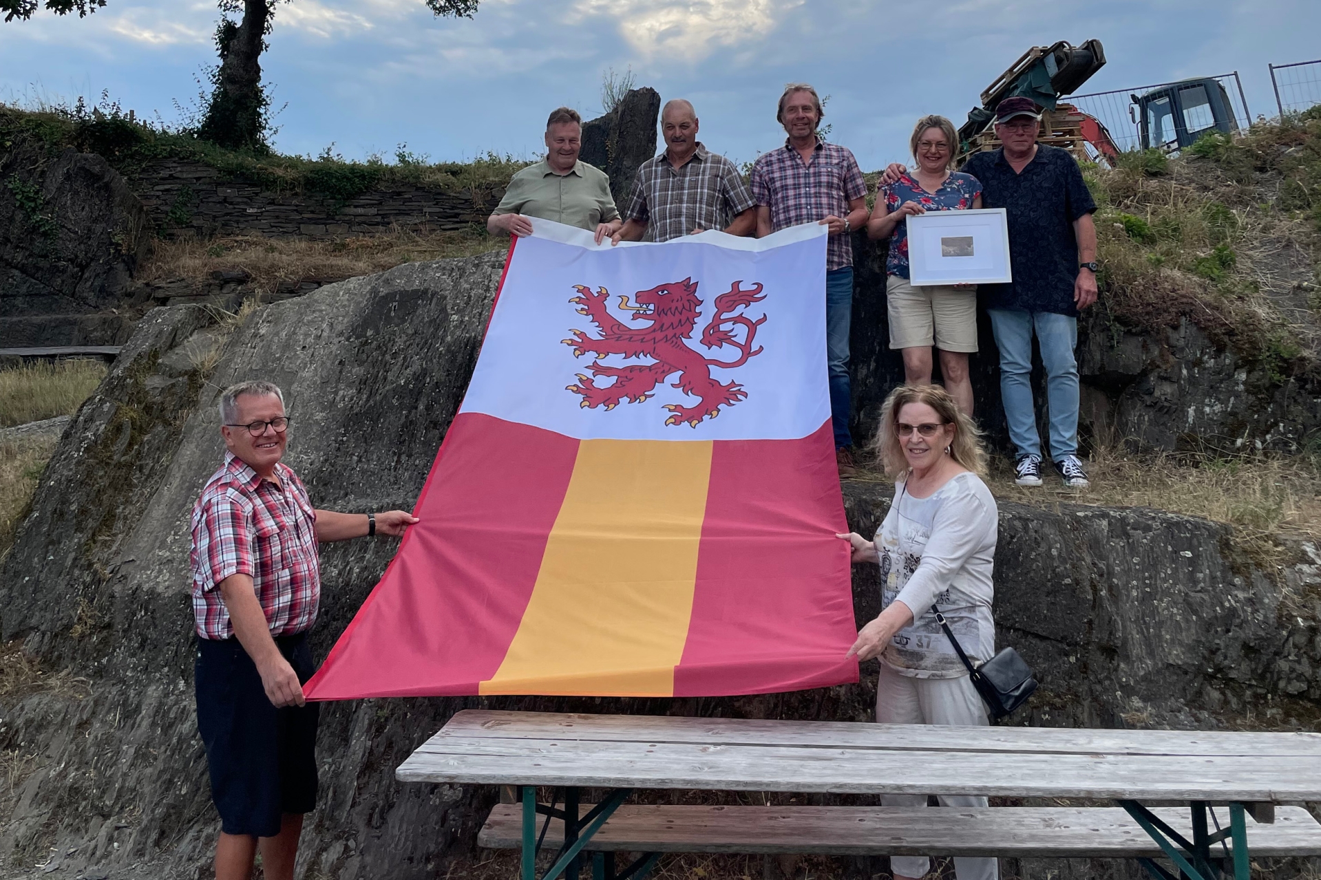 Rudolf Mies, Winzergenossenschaft, Frank Auvera, Ortsbürgermeister Mayschoß, Hartwig Baltes, Vorsitzender Förderverein Saffenburg e.V., Rainald Folz, Frau Domiciela Knieps, Reinhard Hess, Catharina Scholtens (Gästeführerin & Schatzmeisterin Burg Rode Herzogenrath e.V.)