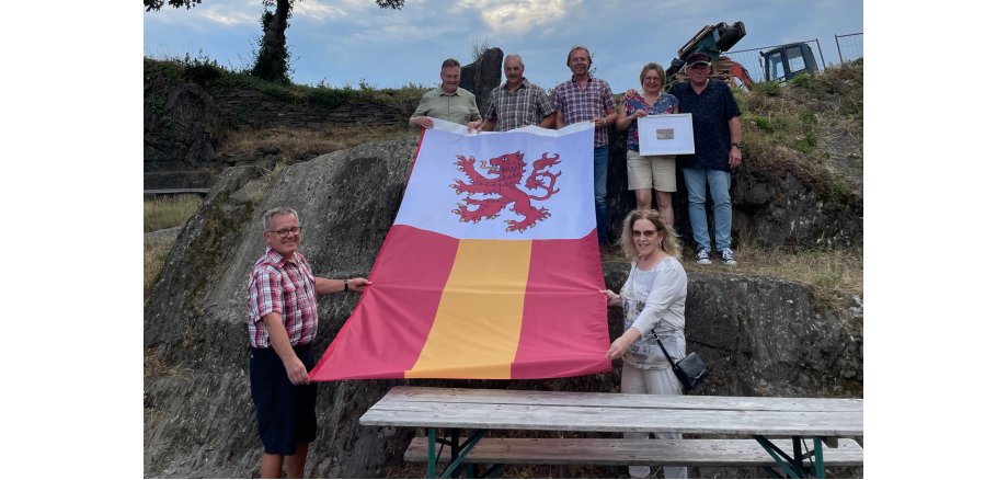 Rudolf Mies, Winzergenossenschaft, Frank Auvera, Ortsbürgermeister Mayschoß, Hartwig Baltes, Vorsitzender Förderverein Saffenburg e.V., Rainald Folz, Frau Domiciela Knieps, Reinhard Hess, Catharina Scholtens (Gästeführerin & Schatzmeisterin Burg Rode Herzogenrath e.V.)