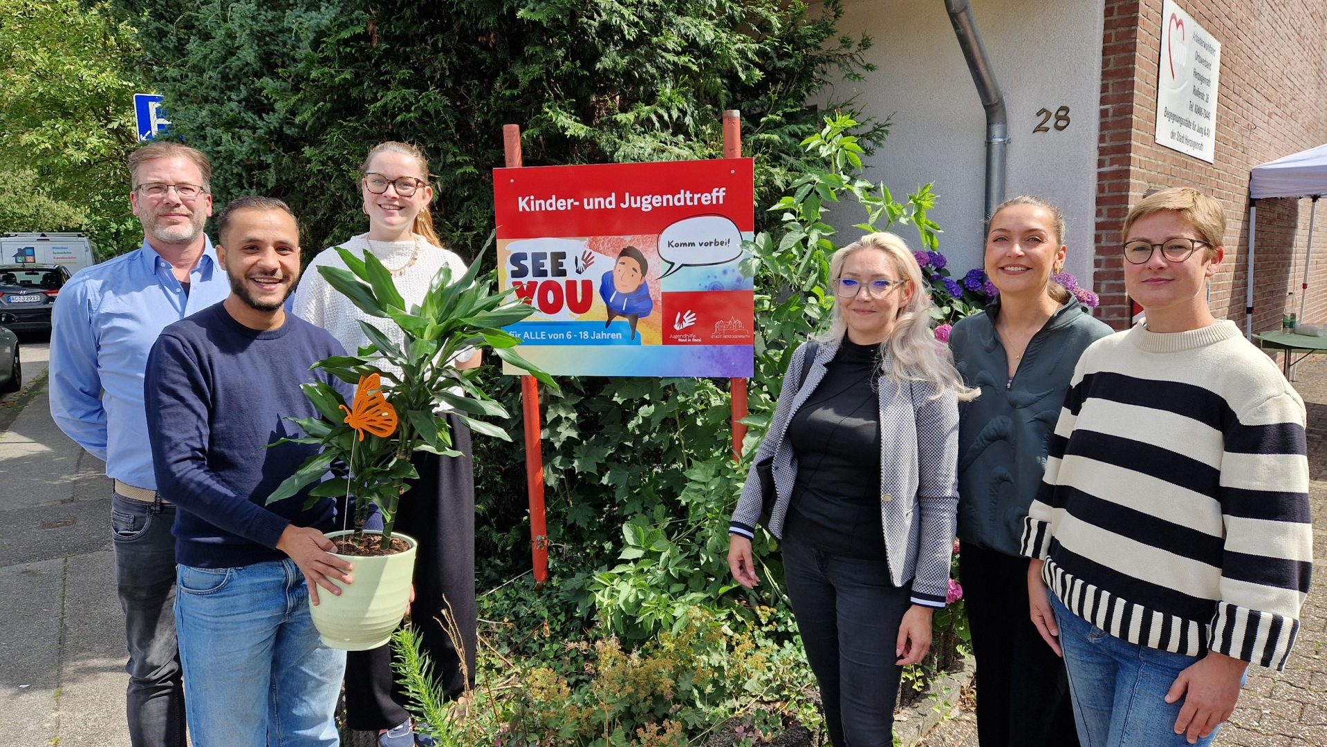 Gerold Gröbel, Ahmed Abdalla, Celine Jordan (alle drei Jugendhilfe Hand in Hand), Sandra Schneiderwind, Janine Kerssenfischer und Sarah Thomas (alle drei Jugendamt der Stadt Herzogenrath) vor den in der AWO untergebrachten Räumlichkeiten des „See You“.