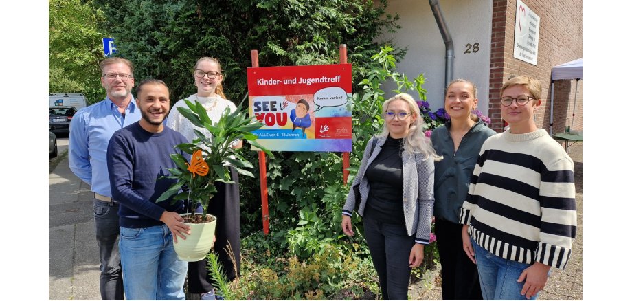 Gerold Gröbel, Ahmed Abdalla, Celine Jordan (alle drei Jugendhilfe Hand in Hand), Sandra Schneiderwind, Janine Kerssenfischer und Sarah Thomas (alle drei Jugendamt der Stadt Herzogenrath) vor den in der AWO untergebrachten Räumlichkeiten des „See You“.