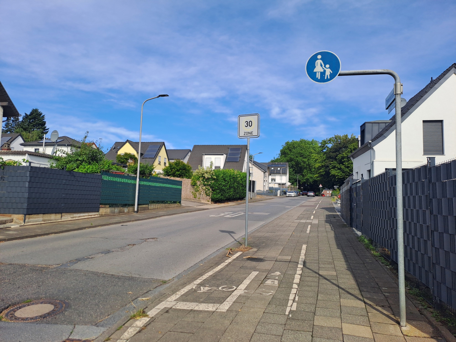 Comeniusstraße nach Änderung Beschilderung Gehweg