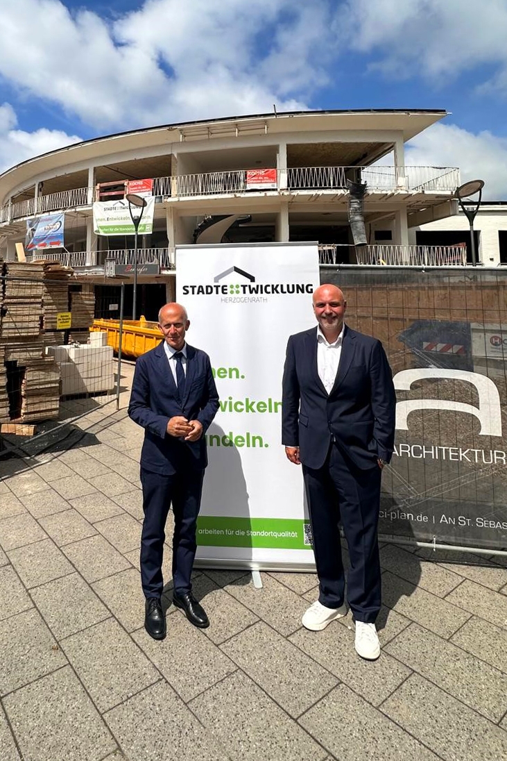 Geschäftsführer Prof. Dr.-Ing. Dr. Axel Thomas (li.) und Michael Eßers (re.) vor der Baustelle des Bockreiterzentrums, welches von der Stadtentwicklungsgesellschaft derzeit umfassend saniert wird.