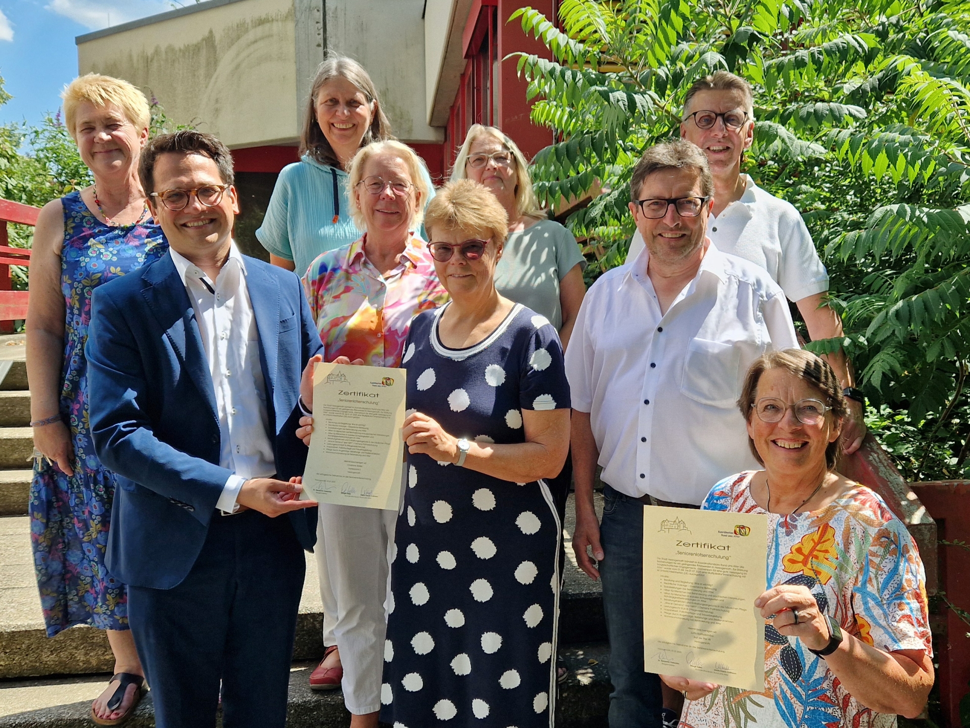 Die diesjährigen Teilnehmerinnen und Teilnehmer mit Bürgermeister Dr. Benjamin Fadavian (2.v.l.) und den Organisatorinnen vom Koordinationsbüro Rund ums Alter der Stadt Herzogenrath Margit Keller (1.v.l.) und Ursula Kreutz-Kullmann (3.v.l.)