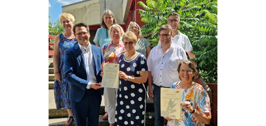 Die diesjährigen Teilnehmerinnen und Teilnehmer mit Bürgermeister Dr. Benjamin Fadavian (2.v.l.) und den Organisatorinnen vom Koordinationsbüro Rund ums Alter der Stadt Herzogenrath Margit Keller (1.v.l.) und Ursula Kreutz-Kullmann (3.v.l.)