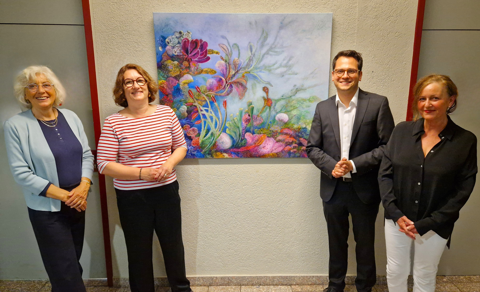 Künstlerin Ena Rutten, Dezernentin Renate Wallraff, Bürgermeister Dr. Benjamin Fadavian und Dr. Karina Esmailzadeh vom Forum für Kunst und Kultur Herzogenrath vor dem 2025 entstandenen Kunstwerk „Ocean Blooming 13“.
