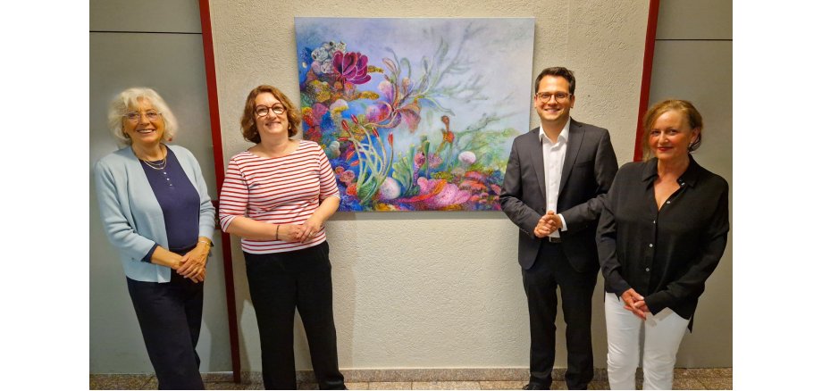 Künstlerin Ena Rutten, Dezernentin Renate Wallraff, Bürgermeister Dr. Benjamin Fadavian und Dr. Karina Esmailzadeh vom Forum für Kunst und Kultur Herzogenrath vor dem 2025 entstandenen Kunstwerk „Ocean Blooming 13“.