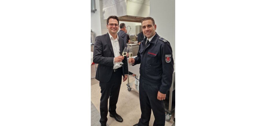 Dr. Benjamin Fadavian und Carsten Schütte stoßen auf den neuen Raum an