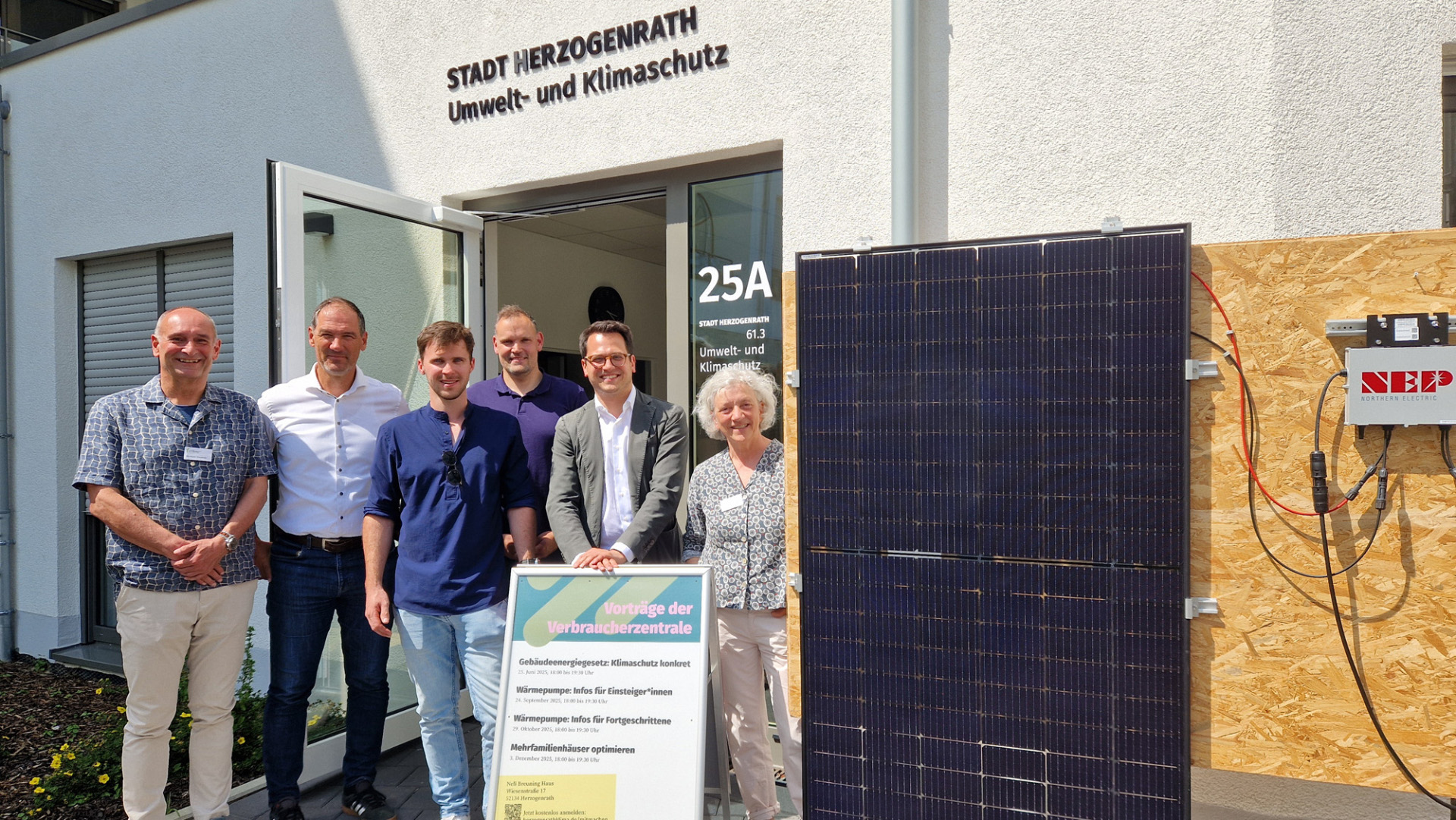 Michael Stephan (Geschäftsführer von altbau plus), Franz-Josef Türck-Hövener (Technischer Beigeordneter), Joschka Pelzer (Energieberater in der StädteRegion Aachen der Verbraucherzentrale NRW), Thomas Herff (Leiter der Klima- & Umweltschutzabteilung der Stadt), Bürgermeister Dr. Benjamin Fadavian und Pia Anderer (Energieberaterin der Verbraucherzentrale NRW, die auch die Termine auf den Wochenmärkten durchführt) bei der Präsentation des Angebotes in den Räumlichkeiten der Klima- & Umweltschutzabteilung der Stadt Herzogenrath in der Wurmresidenz.
