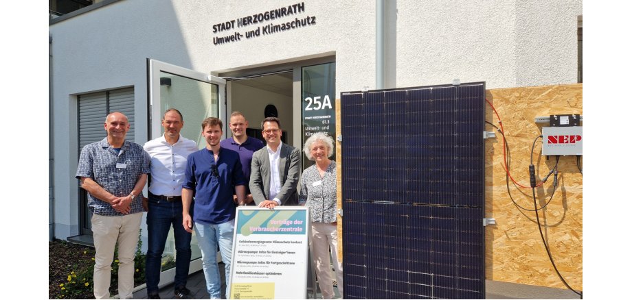 Michael Stephan (Geschäftsführer von altbau plus), Franz-Josef Türck-Hövener (Technischer Beigeordneter), Joschka Pelzer (Energieberater in der StädteRegion Aachen der Verbraucherzentrale NRW), Thomas Herff (Leiter der Klima- & Umweltschutzabteilung der Stadt), Bürgermeister Dr. Benjamin Fadavian und Pia Anderer (Energieberaterin der Verbraucherzentrale NRW, die auch die Termine auf den Wochenmärkten durchführt) bei der Präsentation des Angebotes in den Räumlichkeiten der Klima- & Umweltschutzabteilung der Stadt Herzogenrath in der Wurmresidenz.