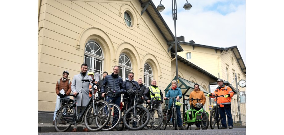 Gruppenbild, das während einer grenzüberschreitenden Radtour mit den politischen Fraktionen und den Kollegen aus den Niederlanden gemacht wurde, in der die Streckenvarianten und die Ergebnisse der Machbarkeitsstudie auch der Politik vor Ort vorgestellt wurde. Von niederländischer Seite aus haben Wetholder Raoul Vinken und Rob van den Bergen aus Kerkrade sowie Rob Beetjes von der Parkstad Limburg teilgenommen.
