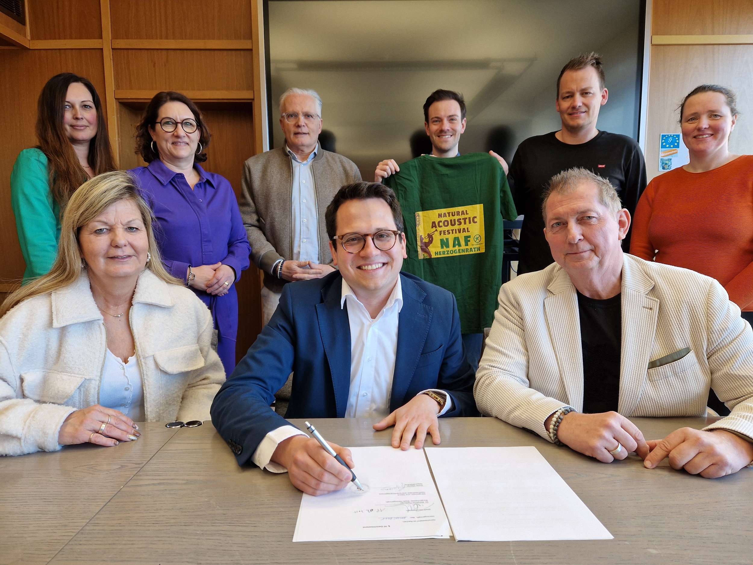 Vorne v.l.n.r. Josefine Werner, Bürgermeister Dr. Benjamin Fadavian und Guido Werner. Dahinter v.l.n.r. Nadine Schwartz (Kulturamt), Renate Wallraff (Beigeordnete für Soziales, Bildung und Familie), Max Krieger, Andreas Ortmanns (Kulturamt), Dennis Mühlberg und Sandra Buchkremer (Kulturamt)