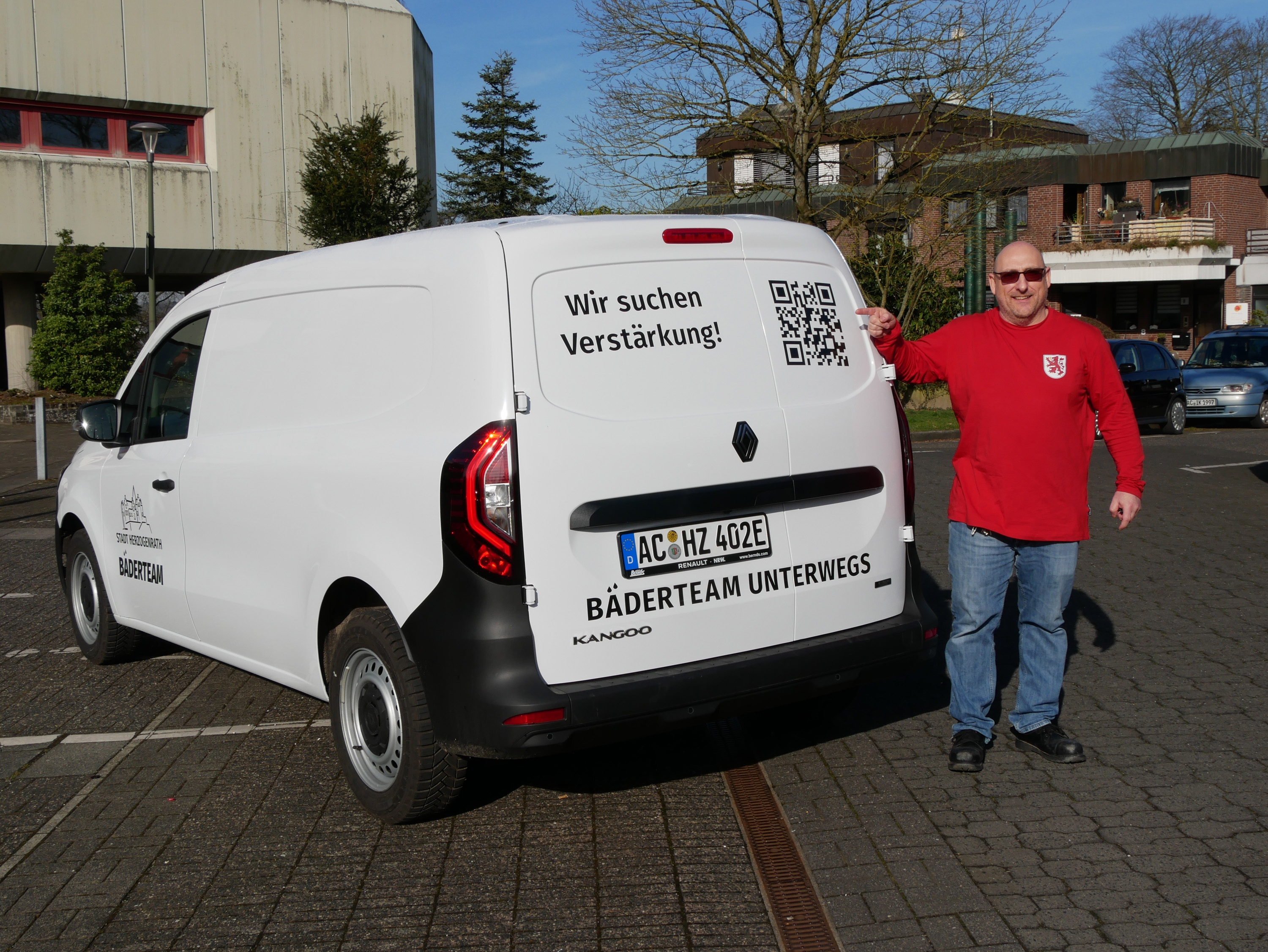 Schwimmeister Reiner Höppel mit dem neuen Fahrzeug