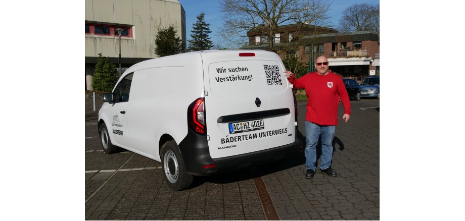 Schwimmeister Reiner Höppel mit dem neuen Fahrzeug