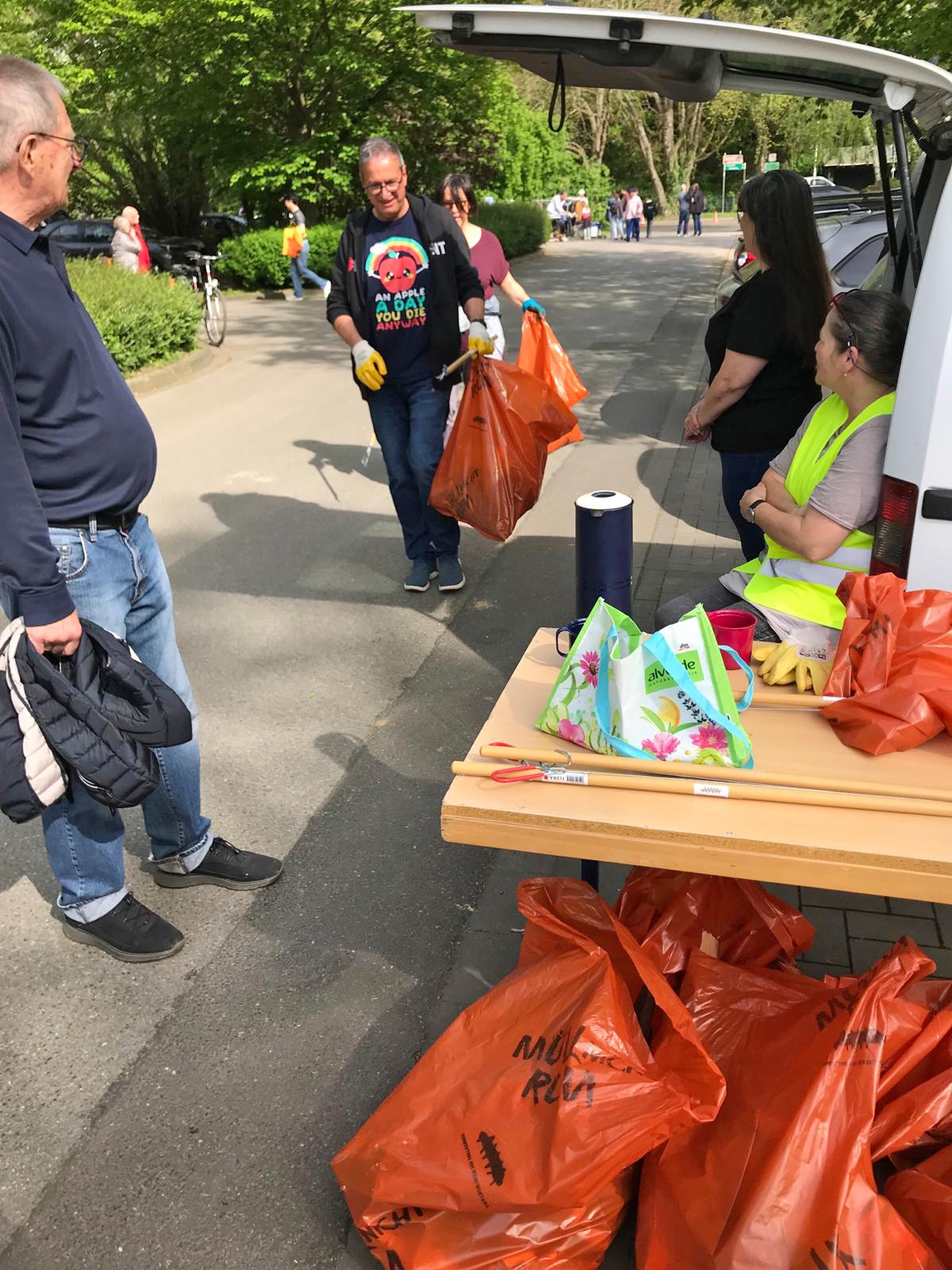 Freiwillige Helfer beim Müllsammeltag 2024