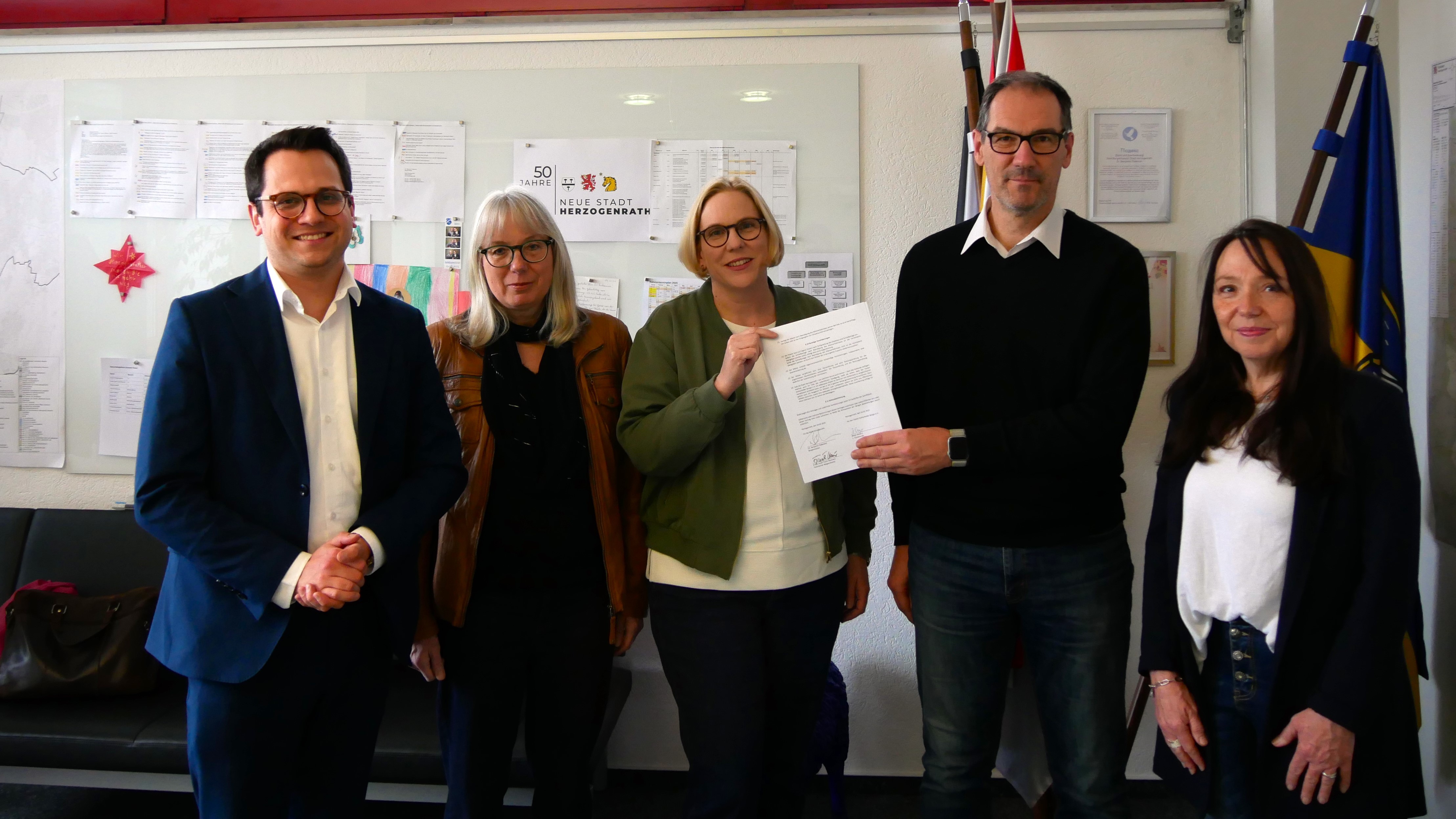 Vertreter des Vereins Kohlscheider Bürger und der Stadt Herzogenrath bei der Vertragsunterzeichnung