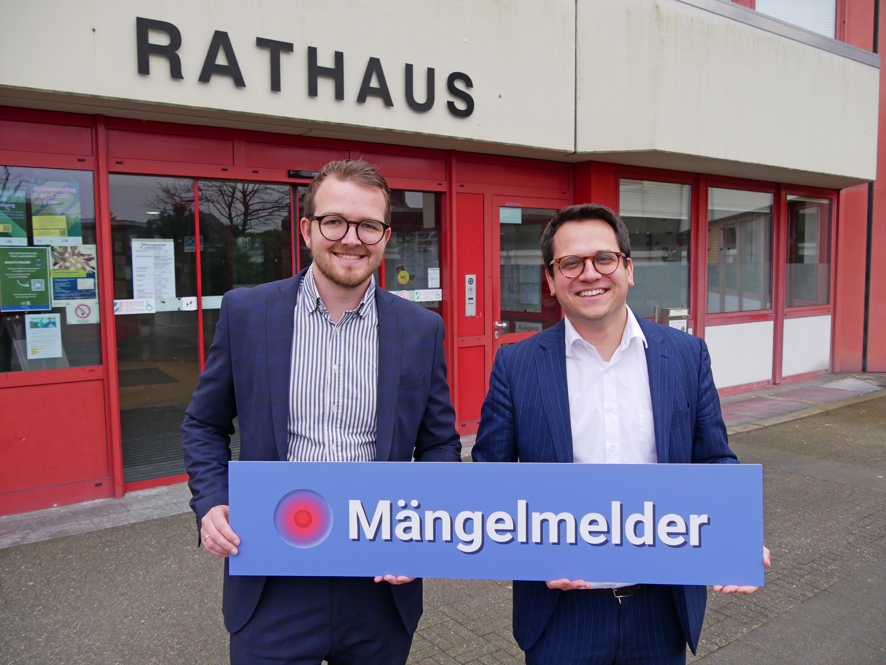 BM-Büroleiter Yannick Wimmers und Bürgermeister Dr. Benjamin Fadavian werben für den neuen Mängelmelder