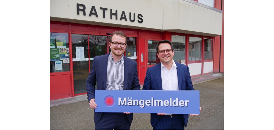 BM-Büroleiter Yannick Wimmers und Bürgermeister Dr. Benjamin Fadavian werben für den neuen Mängelmelder