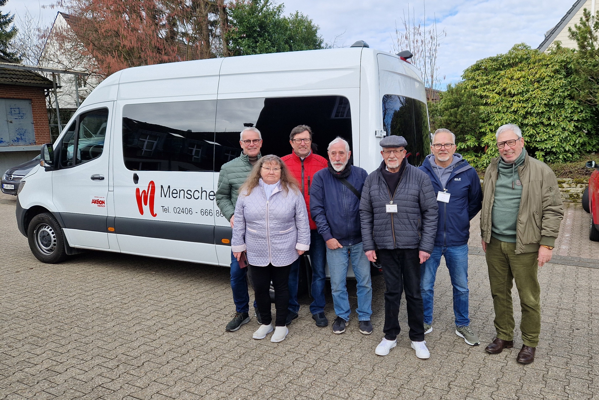 Foto des MenschenMobils mit den Vereinsvorsitzenden Heidi Klemm (2. von links) und Eduard Vondenhoff (3. v.r.) sowie den aktuell aktiven Fahrern