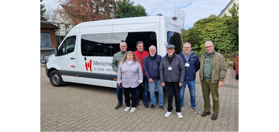 Foto des MenschenMobils mit den Vereinsvorsitzenden Heidi Klemm (2. von links) und Eduard Vondenhoff (3. v.r.) sowie den aktuell aktiven Fahrern