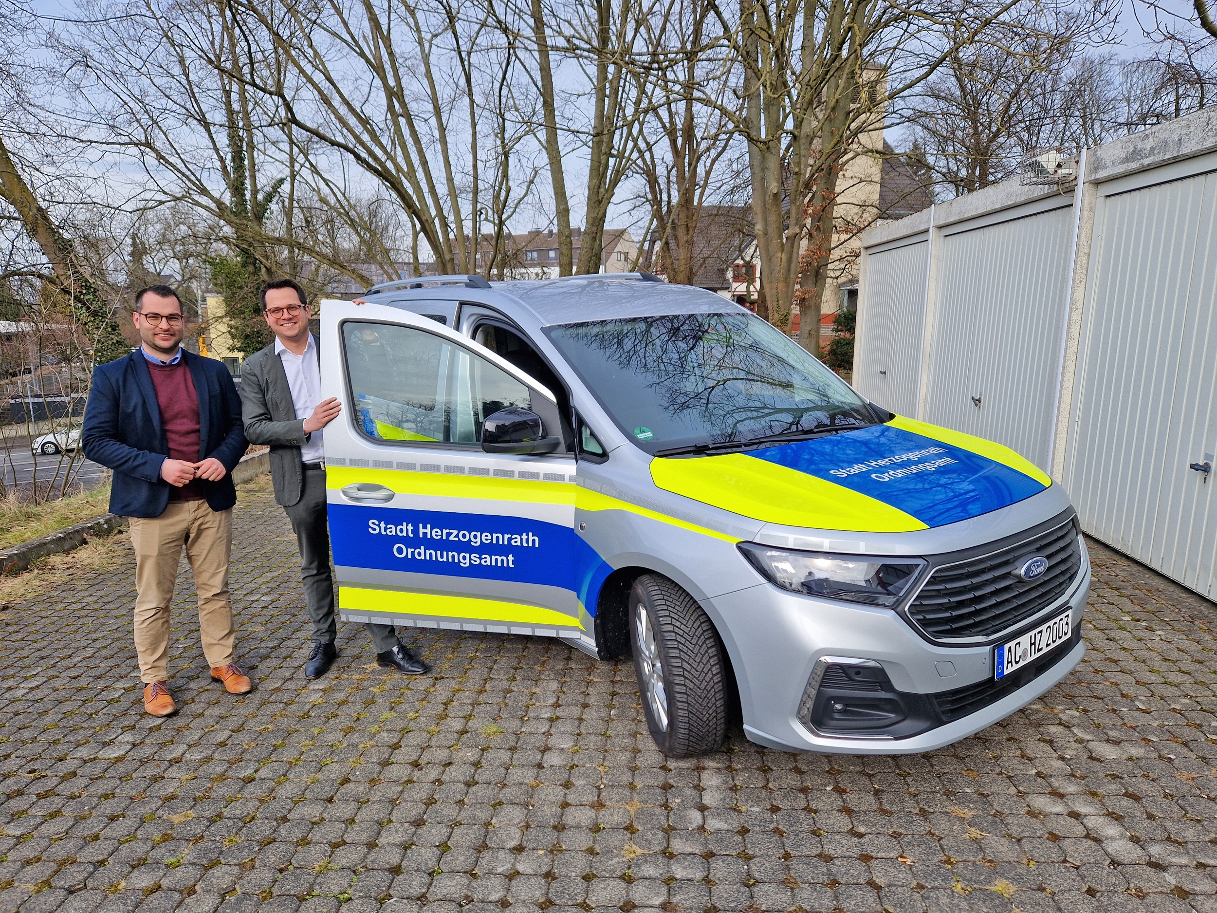 Amtsleiter Oliver Wischnewski und Bürgermeister Dr. Benjamin Fadavian am neuen Dienstfahrzeug