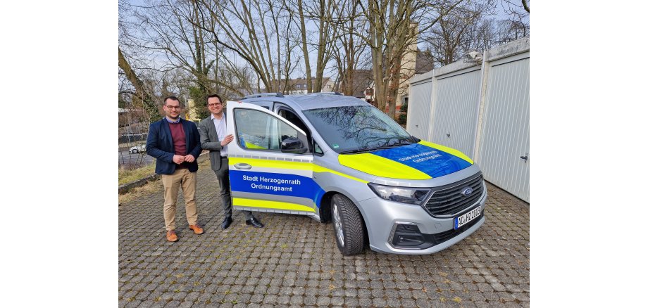 Amtsleiter Oliver Wischnewski und Bürgermeister Dr. Benjamin Fadavian am neuen Dienstfahrzeug