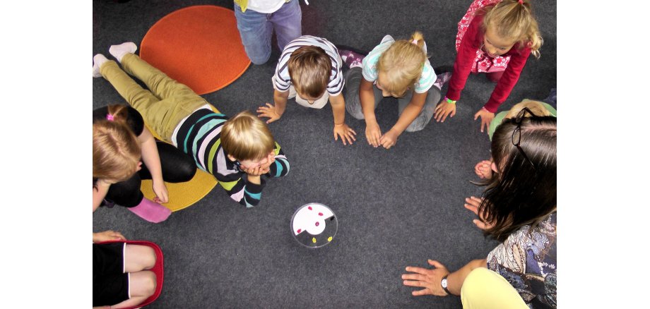 Symbolbild Beschäftigung mit Kindern