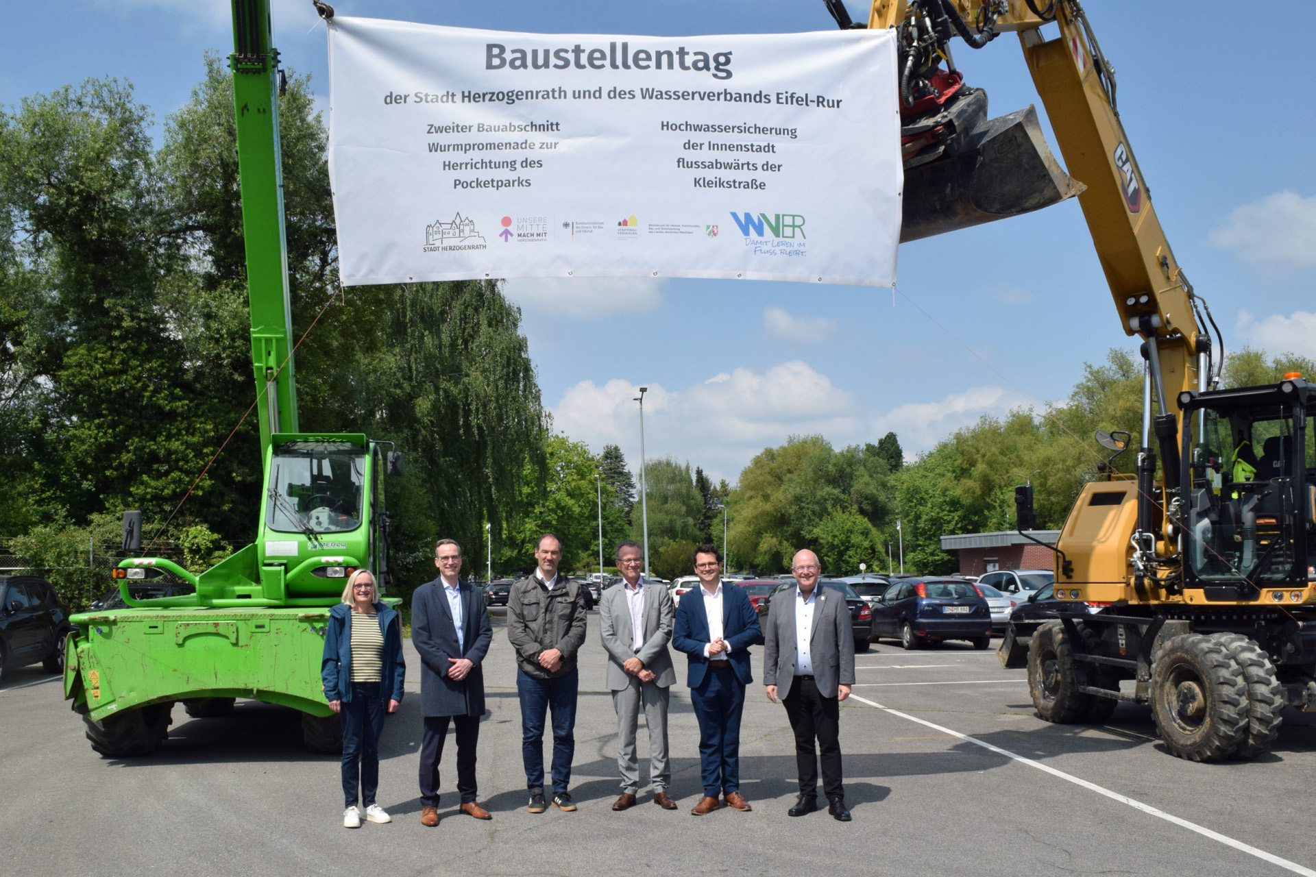 Beim Baustellentag präsentierten v.l.n.r. Dr. Antje Goedeking (WVER), Dr. Gerd Demny (WVER), Franz-Josef Türck-Hövener (Stadt), Dr. Joachim Reichert (WVER), Dr. Benjamin Fadavian (Stadt) und Frank Peter Ullrich (WVER) den aktuellen Stand der Bauarbeiten und ordneten die Bedeutung des Projekts entsprechend ein.