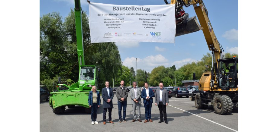 Beim Baustellentag präsentierten v.l.n.r. Dr. Antje Goedeking (WVER), Dr. Gerd Demny (WVER), Franz-Josef Türck-Hövener (Stadt), Dr. Joachim Reichert (WVER), Dr. Benjamin Fadavian (Stadt) und Frank Peter Ullrich (WVER) den aktuellen Stand der Bauarbeiten und ordneten die Bedeutung des Projekts entsprechend ein.