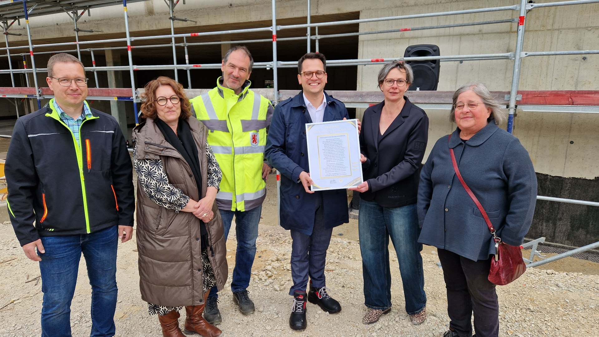 Bauleiter Stephan Eidams (pbs architekten), Renate Wallraff (Beigeordnete für Soziales, Bildung und Familie), der Technische Beigeordnete Franz-Josef Türck-Hövener, Bürgermeister Dr. Benjamin Fadavian, Schulleiterin Anika Ehrt und Renate Gülpen (Vorsitzende des Ausschusses für Bildung) bei der Übergabe des Richtspruches als Erinnerungsstück an die Schulleitung