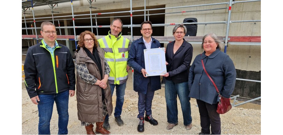 Bauleiter Stephan Eidams (pbs architekten), Renate Wallraff (Beigeordnete für Soziales, Bildung und Familie), der Technische Beigeordnete Franz-Josef Türck-Hövener, Bürgermeister Dr. Benjamin Fadavian, Schulleiterin Anika Ehrt und Renate Gülpen (Vorsitzende des Ausschusses für Bildung) bei der Übergabe des Richtspruches als Erinnerungsstück an die Schulleitung