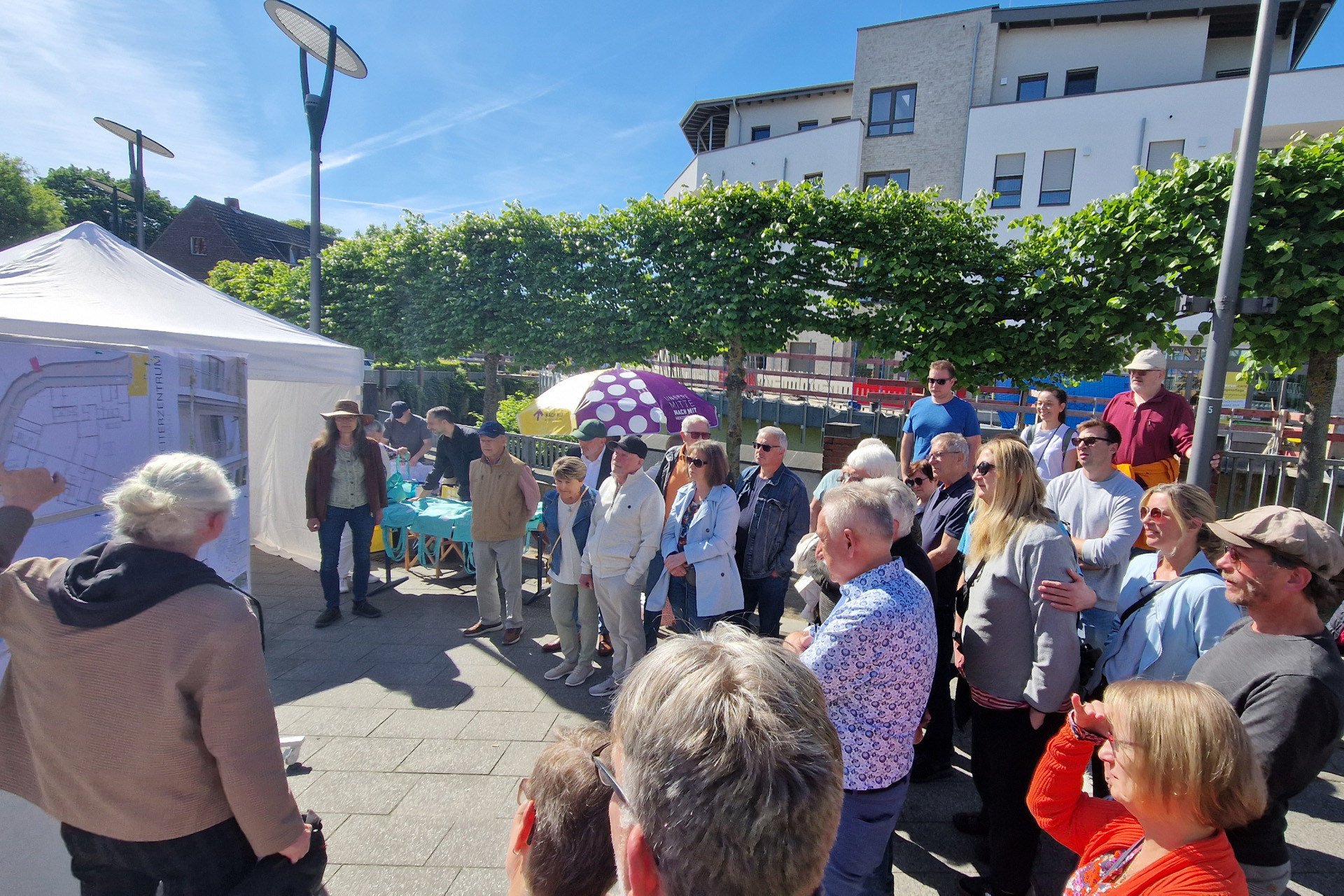 Herr Ulrich von archigraphus erläutert die Pläne zur Wurmterrasse