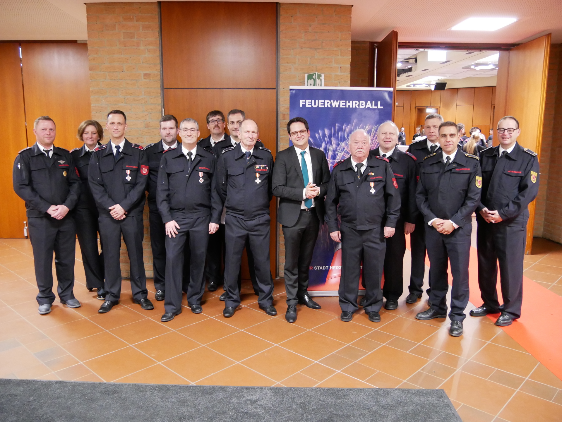 Gruppenbild der geehrten und beförderten Mitglieder der Feuerwehr, mit Bürgermeister Dr. Fadavian
