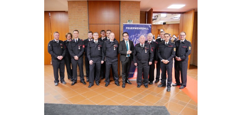 Gruppenbild Ehrungen Feuerwehrball 2025 Gruppenbild der geehrten und beförderten Mitglieder der Feuerwehr, mit Bürgermeister Dr. Fadavian
