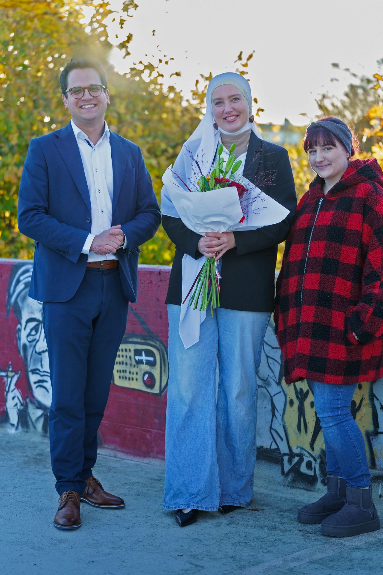 Bürgermeister Dr. Benjamin Fadavian mit Künstlerin Anna Geliev und Projektkoordinatorin Katrin Jussen vom Jugendamt