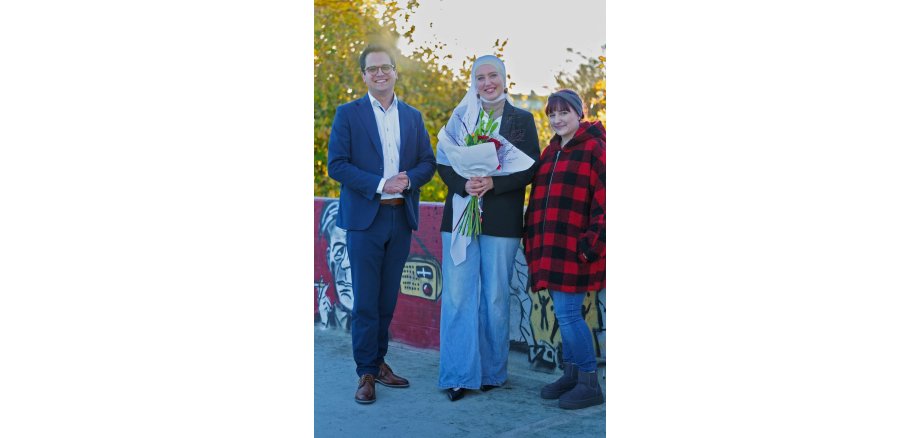 Bürgermeister Dr. Benjamin Fadavian mit Künstlerin Anna Geliev und Projektkoordinatorin Katrin Jussen vom Jugendamt