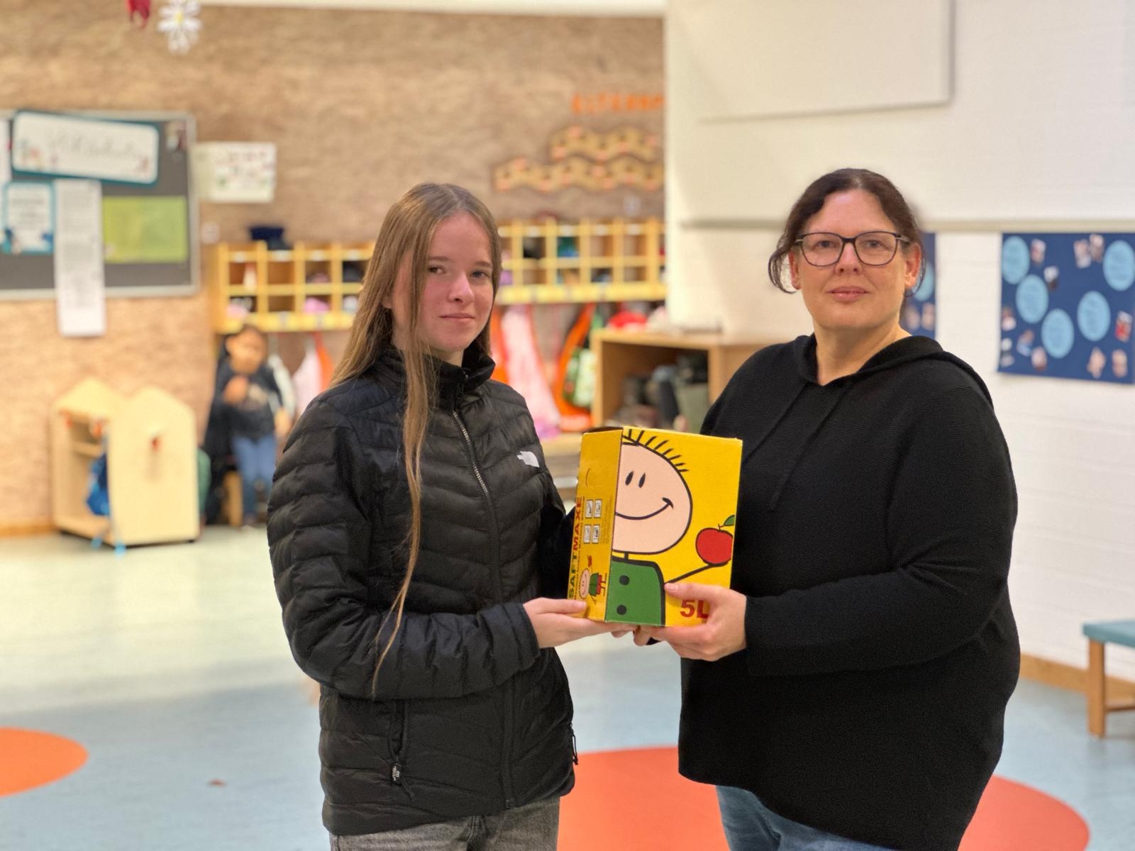 Übergabe Apfelsaft an Sylvia Nogayski von der Kita Am Wasserturm in Merkstein