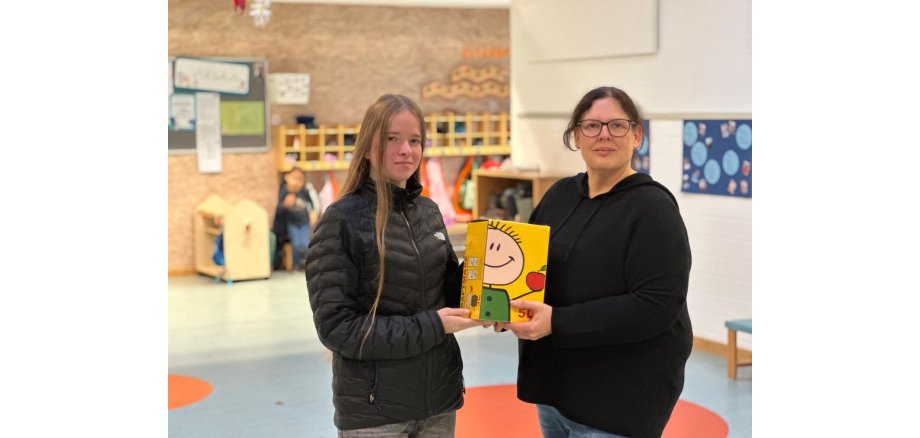 Übergabe Apfelsaft an Sylvia Nogayski von der Kita Am Wasserturm in Merkstein