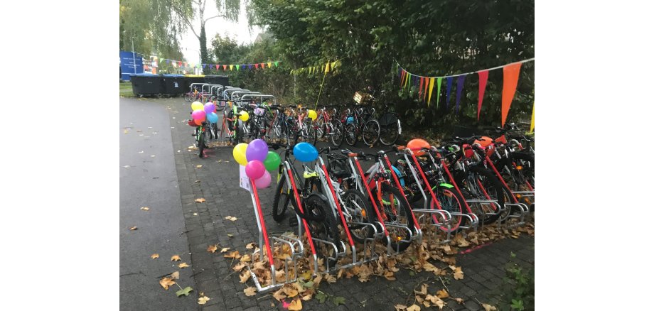 Neue Fahrradstellplätze DiBo Schule