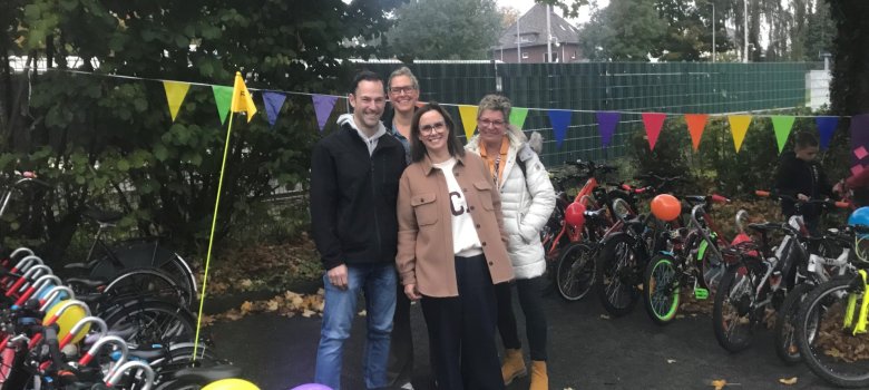 Gruppenbild Einweihung Fahrradstellplätze v.l.n.r. Christian Sistermanns (Vorsitzender des Fördervereins) sowie die Lehrerinnen Carmen Lütkes, Friederike Fischer (stellvertretende Schulleiterin) und Heike Egner-Walter (Schulleiterin)