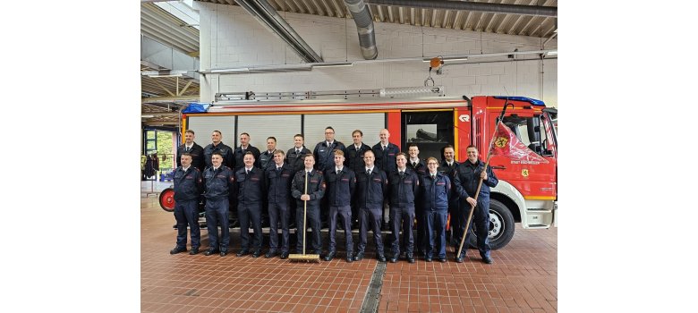 Gruppenfoto erfolgreiche Brandmeisteranwärter SR