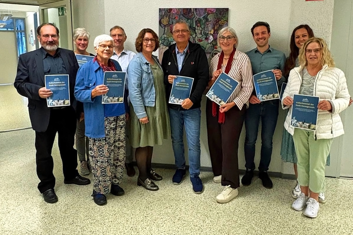 Die Mitglieder des Runden Tischs Kultur mit Vertretern der Stadt Herzogenrath sowie örtlicher Kulturinstitutionen, v.l.n.r.: Bert Lauscher, Monika Radermacher, Maria Treutler, Hans-Jürgen Weyer, Renate Wallraff, Franz-Josef Küppers, Kirsten Moss, Andreas Ortmanns, Nadine Schwartz, Catharina Scholtens.