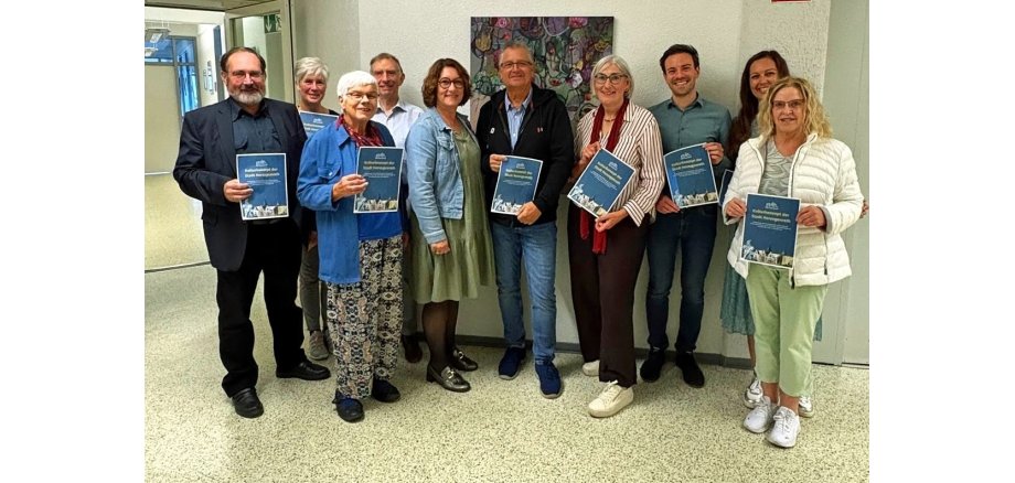 Die Mitglieder des Runden Tischs Kultur mit Vertretern der Stadt Herzogenrath sowie örtlicher Kulturinstitutionen, v.l.n.r.: Bert Lauscher, Monika Radermacher, Maria Treutler, Hans-Jürgen Weyer, Renate Wallraff, Franz-Josef Küppers, Kirsten Moss, Andreas Ortmanns, Nadine Schwartz, Catharina Scholtens.